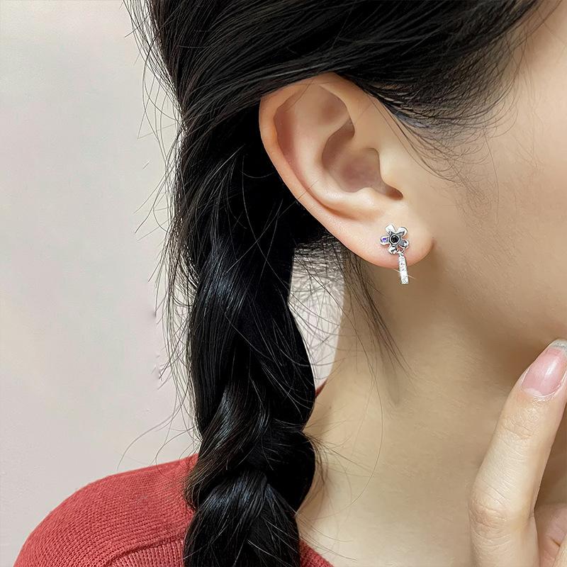 Long Black Zircon Flower Earrings, Streaming Sweet And Cool Spice Girl Wind One-Word Petals, Small Daisy Stud Earrings, Women'S Models