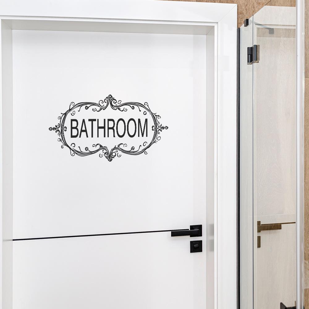 Дверь ванной комнаты с фоновой наклейкой для украшения стены
