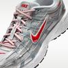 Детские кроссовки Nike P-6000 Металлический серебристый Спортивный красный (GS) Металлический серебристый/матовый серебристый/холодный серый/спортивный красный