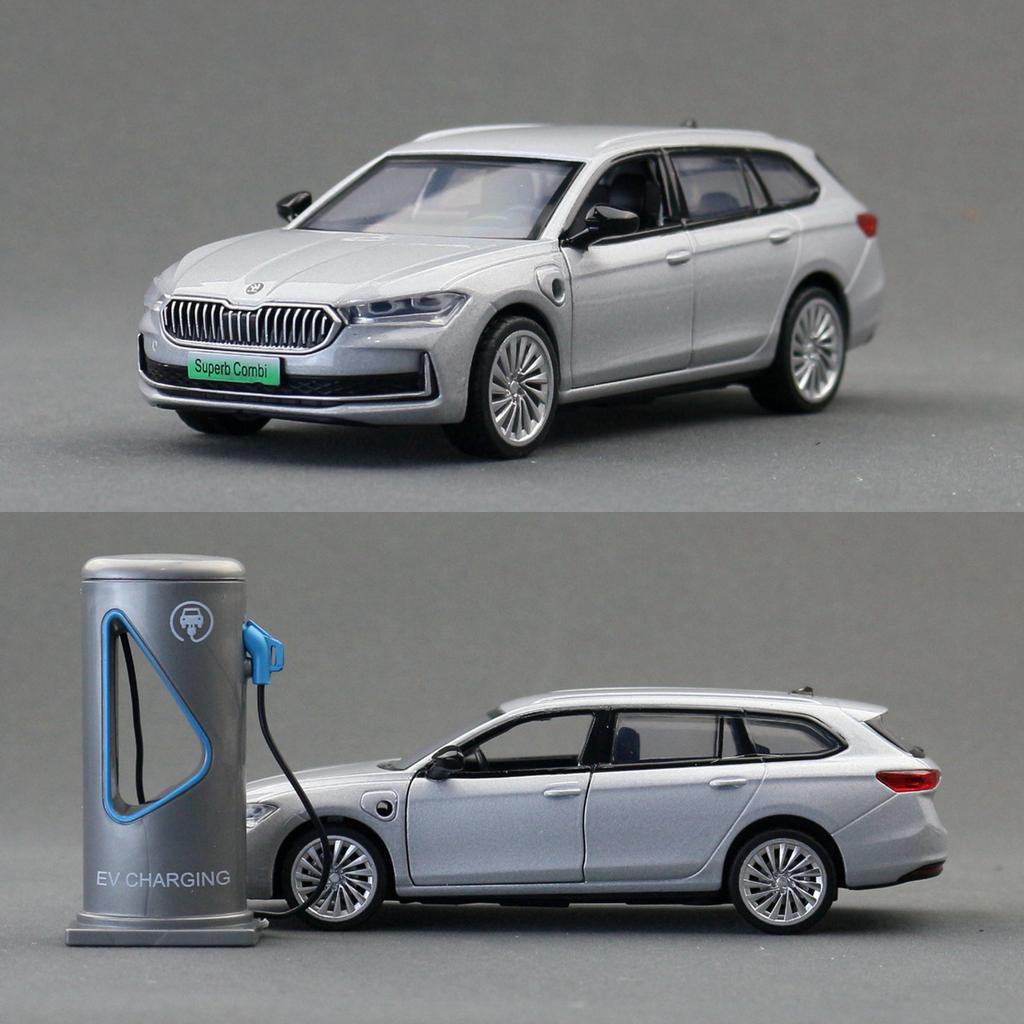 CXUX8 1:35 SKODA SUPERB Combi IV Универсал из сплава Модель автомобиля Литьевой металл Металлические транспортные средства Модель автомобиля Звук Свет Симуляция Детские игрушки Подарок