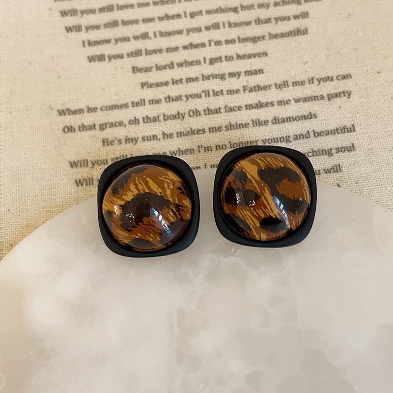 Нишевые высококачественные серьги-гвоздики из смолы с леопардовым принтом, женские осенне-зимние ретро-легкие роскошные модные элегантные универсальные серьги для поездок на работу