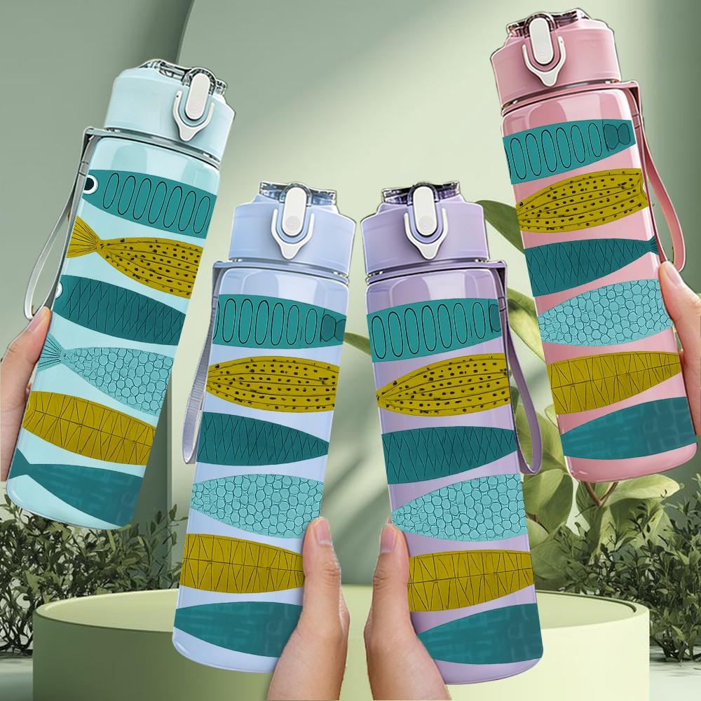 1PC Stacked Multicolor Fish Pattern 750ml Color Plastic Sports Water Bottle Leakproof Flip Straw Lid Suitable for Sports Office Home Use