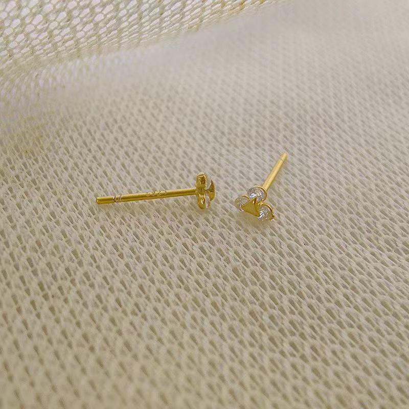 Геометрические маленькие серьги-пусеты 2024: Игла из серебра 925 пробы с инкрустированными бриллиантами в дизайне «Золотой треугольник» для женщин