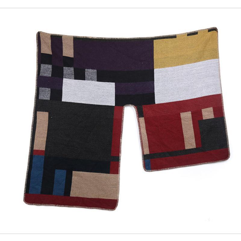 Шаль, шарф, накидка, плащ из искусственного кашемира того же цвета и с крупными цветными блоками на подиуме.