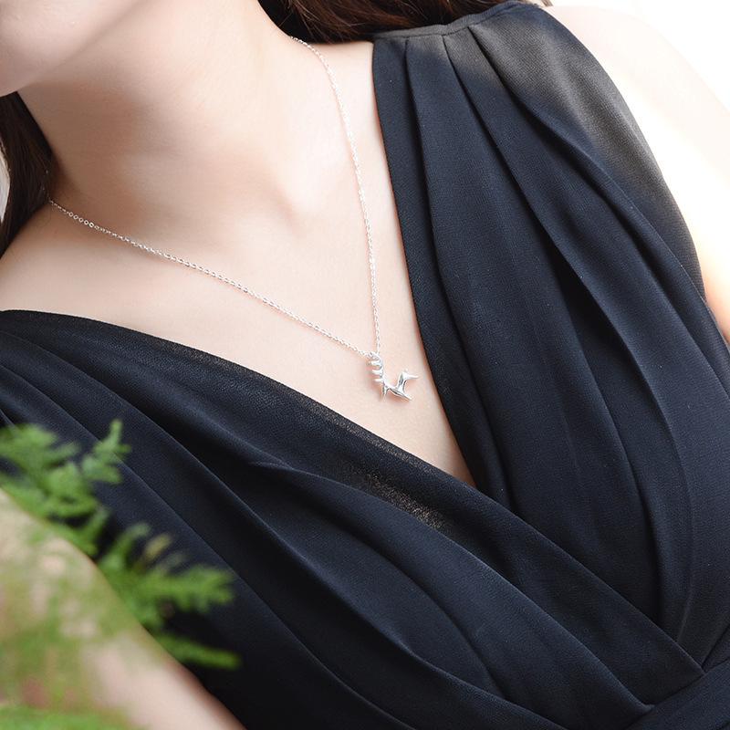 S925 Silver Reindeer Pendant Necklace - Festive Fresh Design for Students