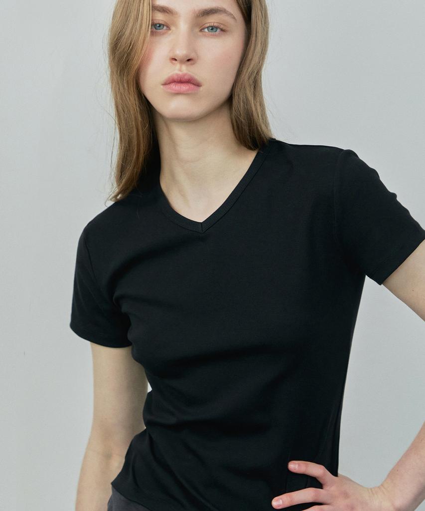 IHR Back Cutout V-Neck T-Shirt / Black
