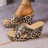 Летние новые тапочки на танкетке с широкими ремешками 2024 года для женщин с открытым носком на платформе с леопардовым принтом, пляжная обувь в римском стиле