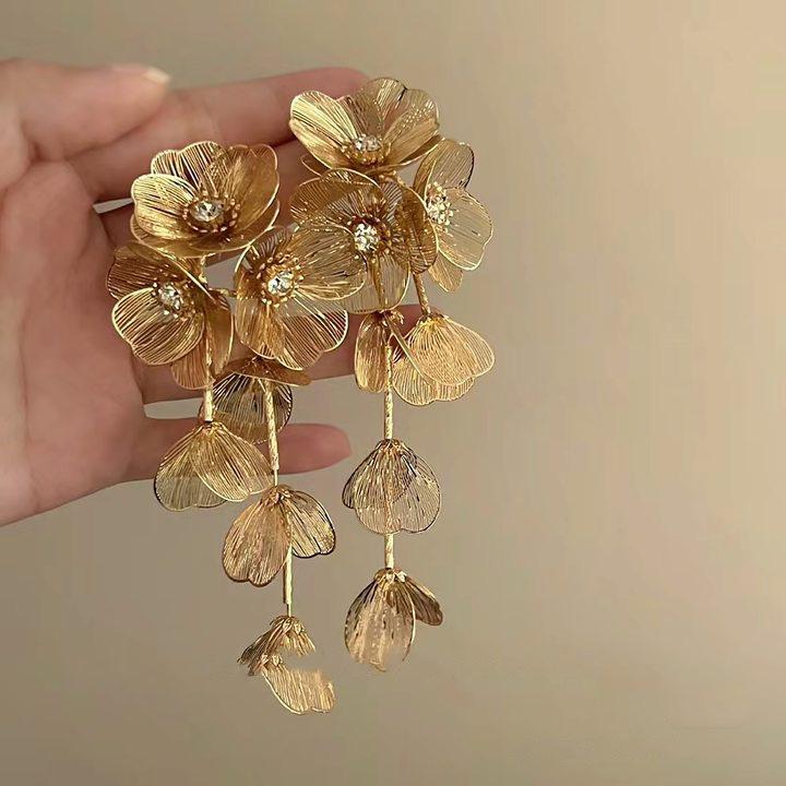 Серьги-кисточки с цветком, инкрустированным бриллиантами 'Серебряная игла' - Элегантные и модные серьги-пусеты высокого класса с уникальным дизайном