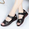 Мягкие кожаные сандалии для женщин среднего и пожилого возраста, летние, универсальные, новые, с плоской подошвой, нескользящие, на липучках, для мам, туфли на плоском каблуке для бабушек и дедушек