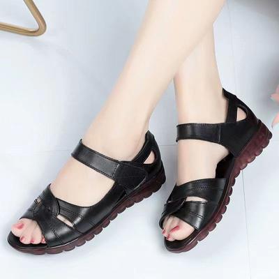 Мягкие кожаные сандалии для женщин среднего и пожилого возраста, летние, универсальные, новые, с плоской подошвой, нескользящие, на липучках, для мам, туфли на плоском каблуке для бабушек и дедушек