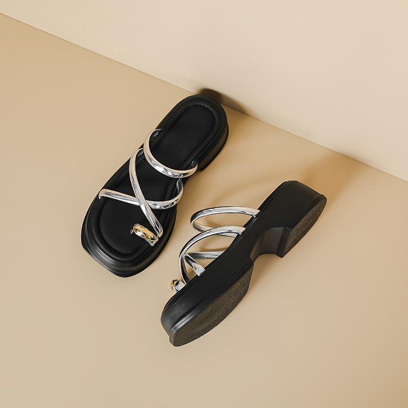 Серебристые высококлассные шлепанцы на толстой подошве, женские, лето 2025, новая модная уличная одежда, шлепанцы-вьетнамки с перемычкой, сандалии на ремешке