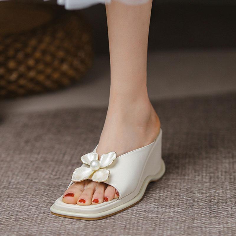 Женские домашние тапочки на танкетке, летние тапочки на платформе, элегантные туфли на высоком каблуке с жемчужным цветком, удобные шлепанцы, толстые сандалии для улицы