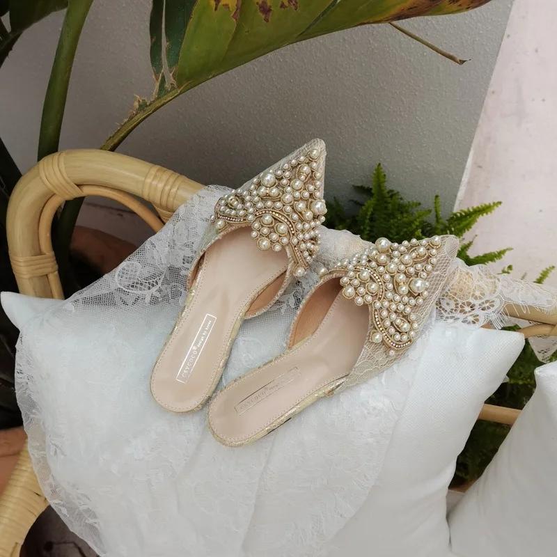 Женская обувь, летние новые тапочки, сандалии ручной работы на низком каблуке с бусинами, остроносые, с кружевной головкой, полутапочки на плоской подошве