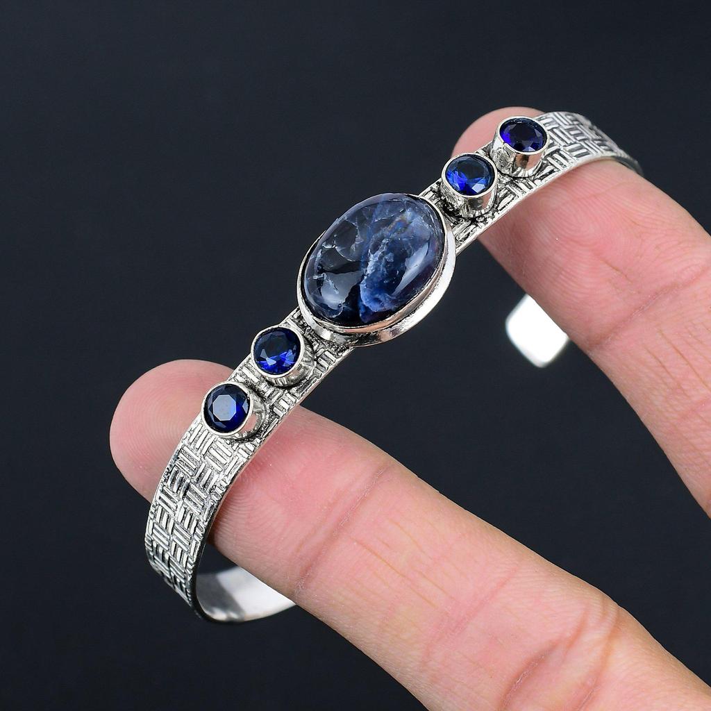 Серебряный браслет-бенгл из стерлингового серебра 925 пробы с овальным камнем содалитом, голубым топазом и перламутром в стиле бохо