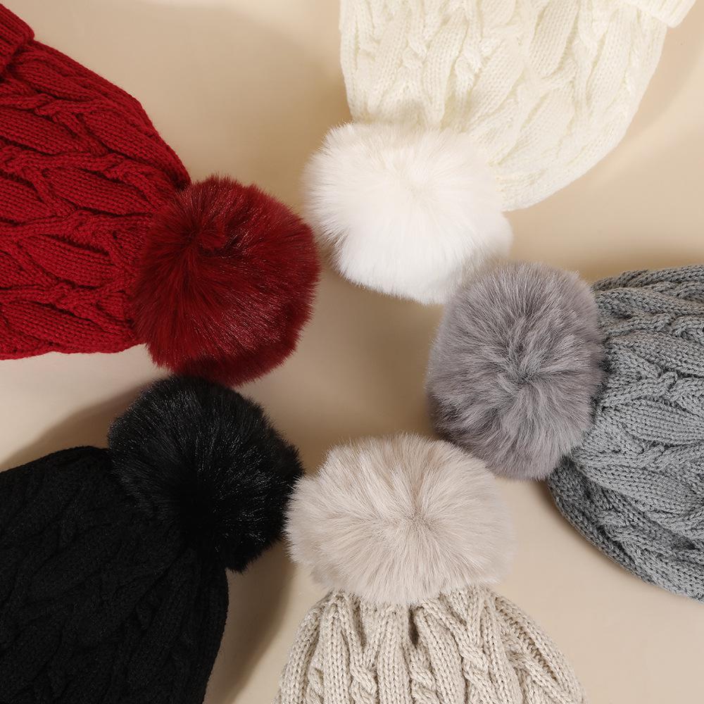 Женская шапка из толстой вязки жаккарда с защитой ушей из бархатной шерсти