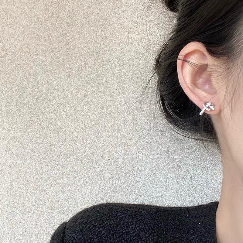 Серьги-гвоздики с бриллиантами в виде узелков Ins Cold Wind Personality Niche Design Sense Zircon Серьги корейской версии Простые и маленькие серьги