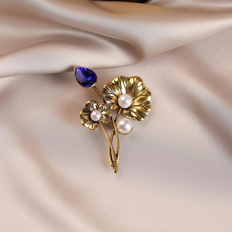 Retro Court-style Pearl Brooch for Women, with A Light Luxury and High-end Feel. Floral Brooch, Elegant and Leak-proof