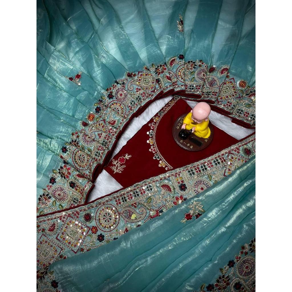 Ткань крэш золотого цвета с кодированной паллу цвета c, вышивкой в несколько нитей. По всему сари работа бута и кант с окантовкой.