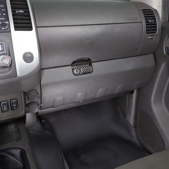 Наклейка-накладка из углеродного волокна на ручку ящика для хранения со стороны пассажира для Nissan Frontier 05-21