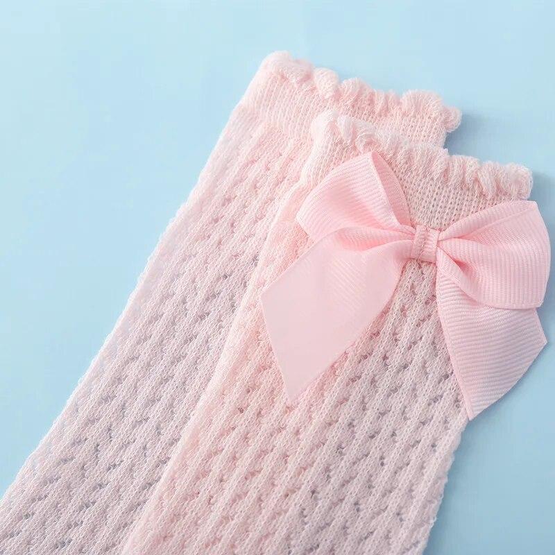 Летние носки для маленьких девочек от 0 до 24 месяцев, мягкие хлопковые эластичные однотонные сетчатые носки для новорожденных с большими бантами, длинные носки до колена для маленьких девочек