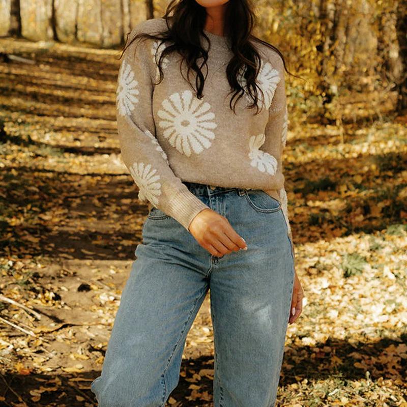 Трикотажный женский свитер с цветочным принтом на осень и зиму
