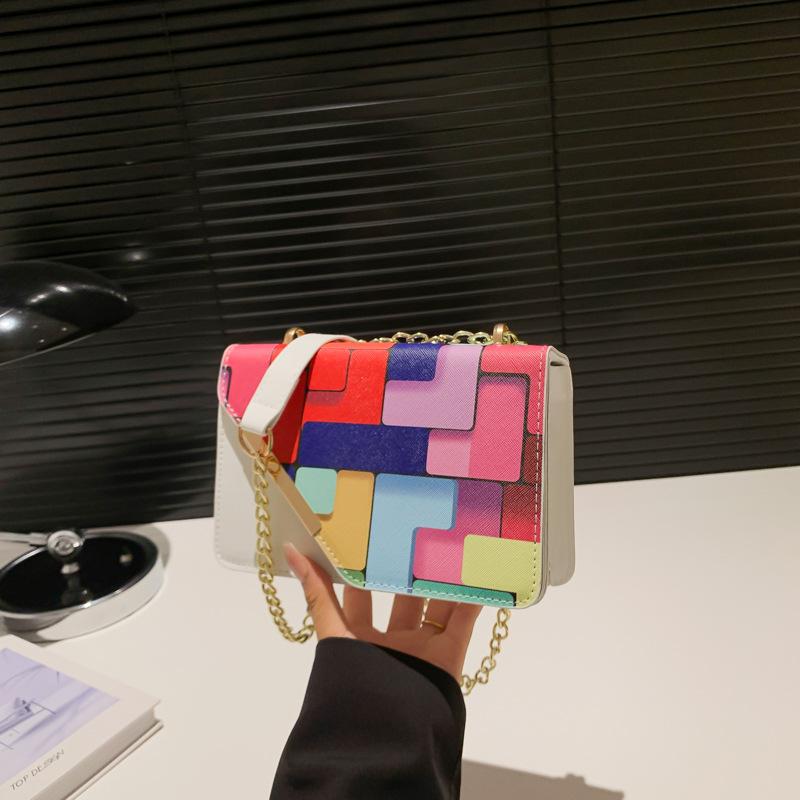 Повседневная маленькая свежая и модная маленькая сумка на цепочке для женщин летом, новая модная контрастная цветная маленькая квадратная сумка через плечо