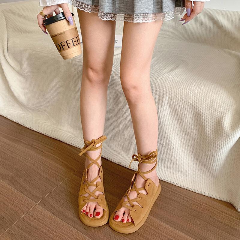 Fashion Lightweight Explosion Black Retro Flat Sandals Women's 2025 New Summer Wear Versatile Roman Sandals