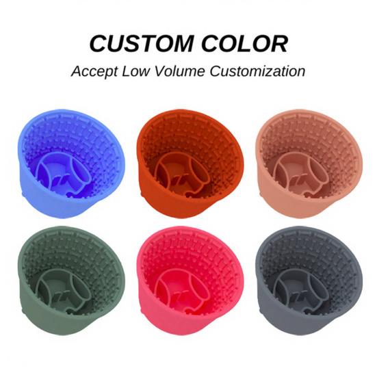 Миска-лизун для медленного кормления собаки способствует здоровому и спокойному питанию. Текстурированная силиконовая миска для собаки с присоской для всех размеров собак. Уход и время еды.