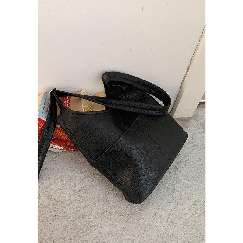 Корейская сумка под мышкой женская 2025 новая модная модная сумка-тоут в стиле колледжа, универсальная сумка через плечо-мессенджер большой вместимости