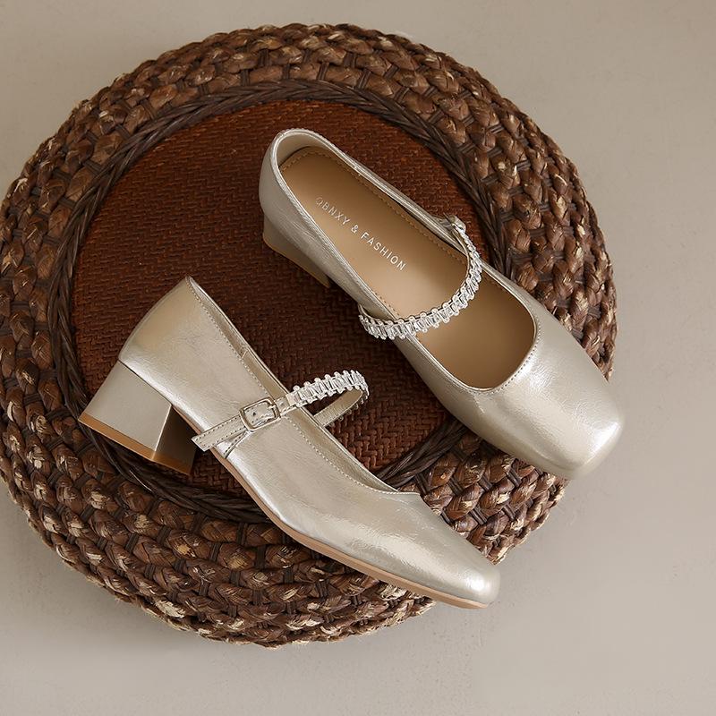 Французский толстый каблук с неглубоким вырезом туфли-лодочки женские 2025 новый летний средний каблук квадратный носок стразы Мэри Джейн маленькие кожаные туфли