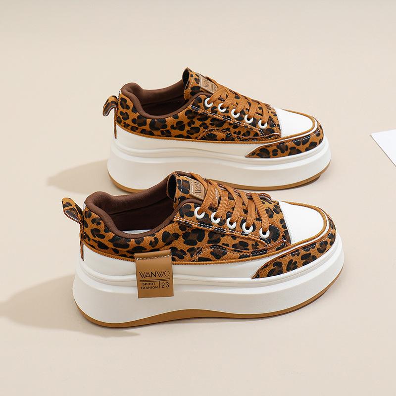 2025 весна маленькие белые туфли новая корейская версия женские студенческие туфли на платформе с увеличенным размером для занятий спортом на доске повседневная уличная съемка SHA18