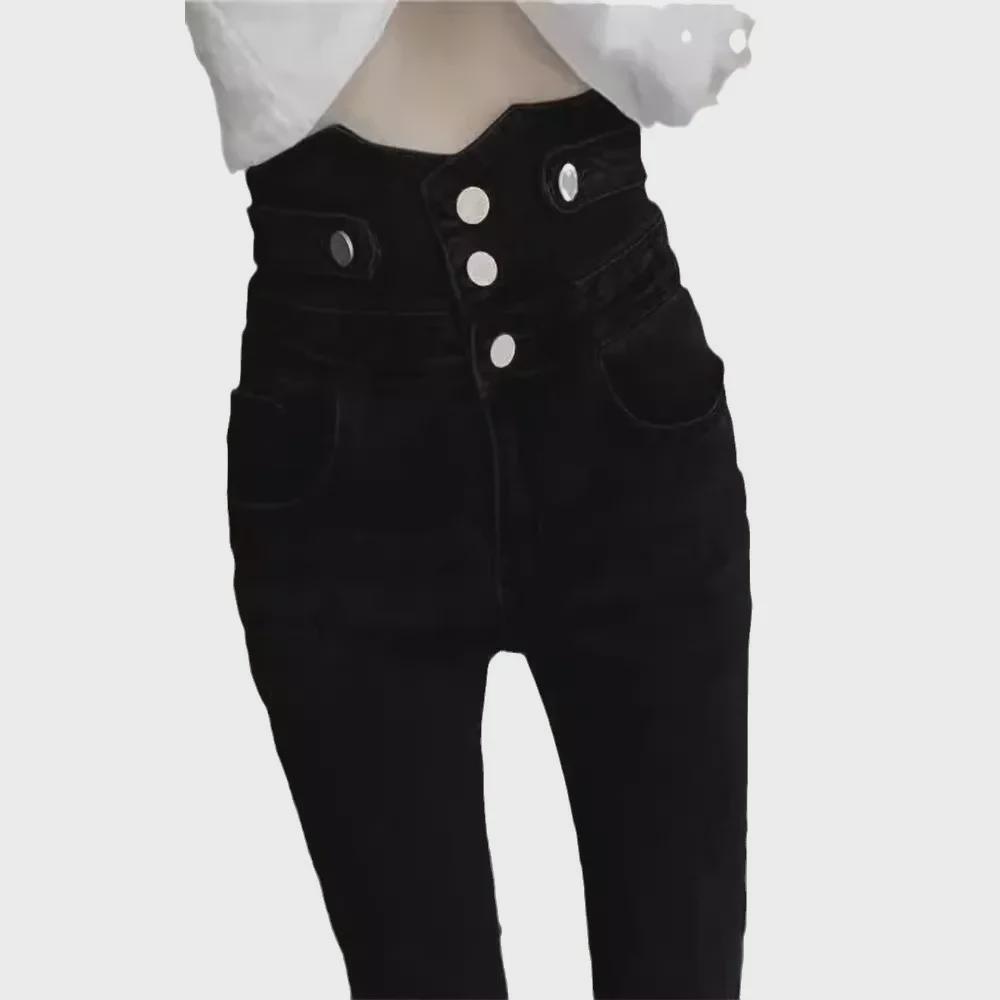 Женские черные узкие джинсы-карандаш с высокой талией и множеством пуговиц