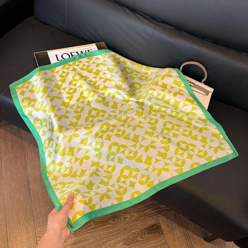 Retro silk scarves for women's new high-end accessories, neck small square scarf, scarf waist, fashionable and versatile, and gifts can be given.