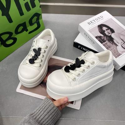 Маленькие белые туфли на толстой подошве, увеличивающие рост, женские 2025 весна, новая модная нишевая дизайнерская обувь-хлебушки, дышащая, повседневная, спортивная обувь для скейтборда