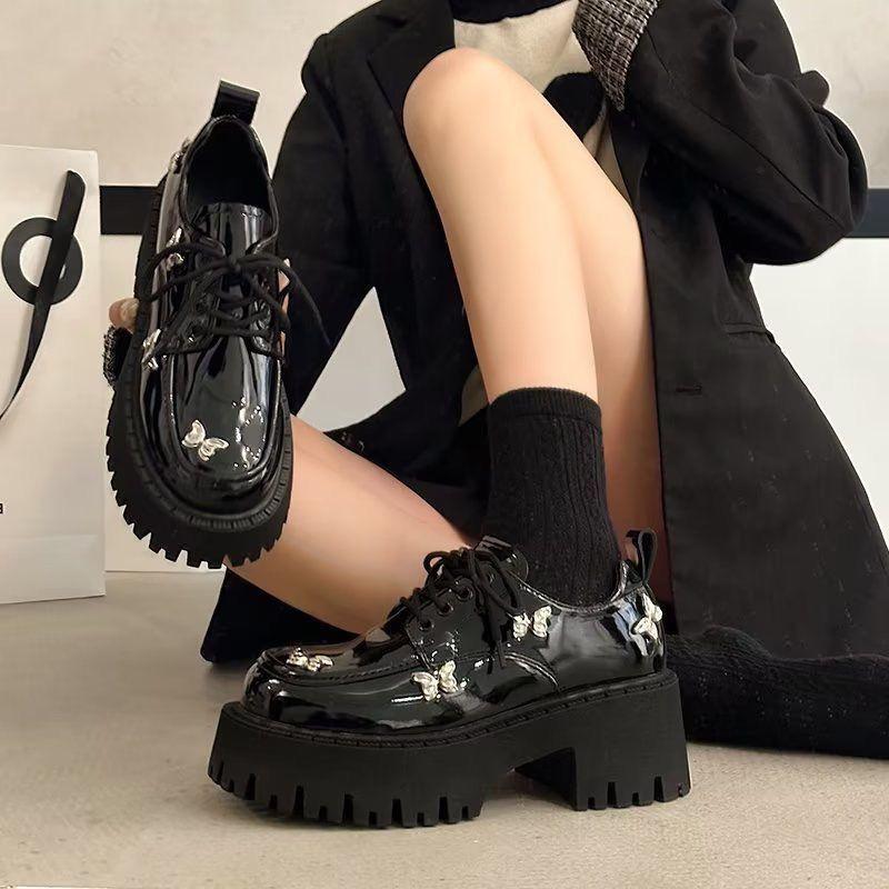 Ретро простые туфли-лоферы на высокой толстой подошве, весна 2025, новая модель, высокая ценность, металлическая бабочка, украшения