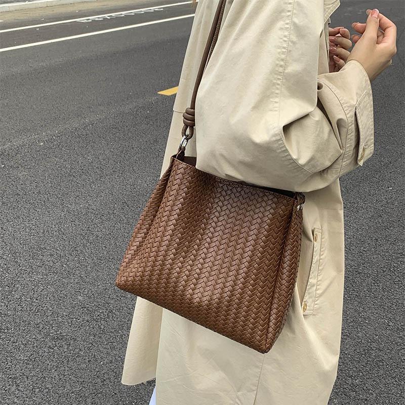 Ретро плетеная сумка женская большой вместимости новая осенне-зимняя универсальная на одно плечо сумка мать и дитя популярная сумка-ведро