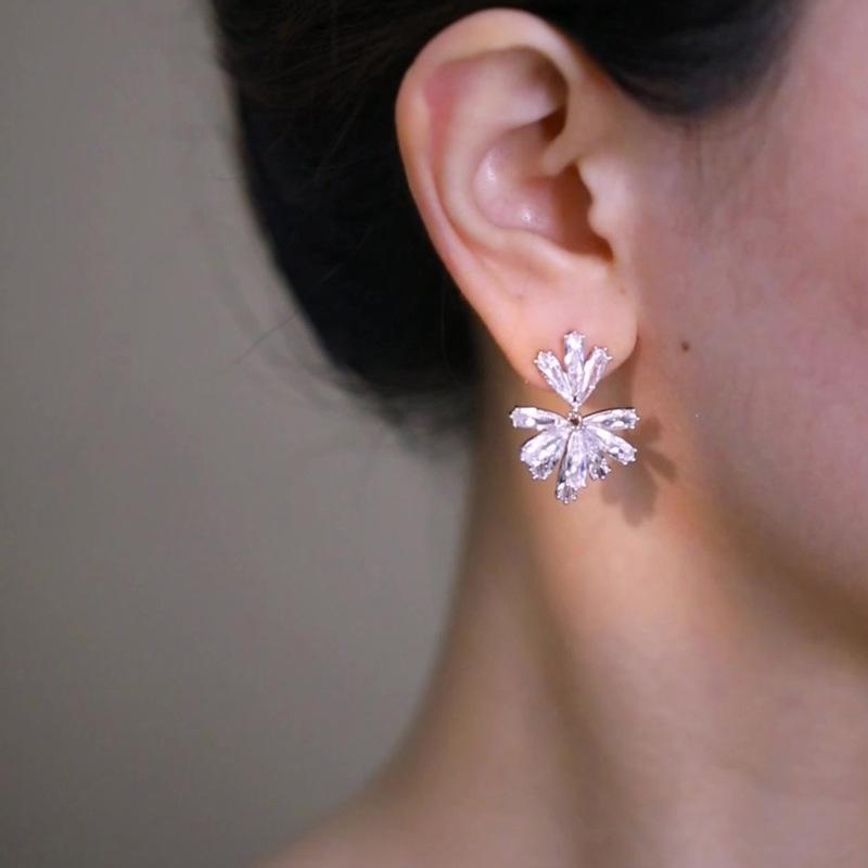Silver needle zircon flower earrings, new popular fashionable exquisite earrings, light luxury high-end earrings for women