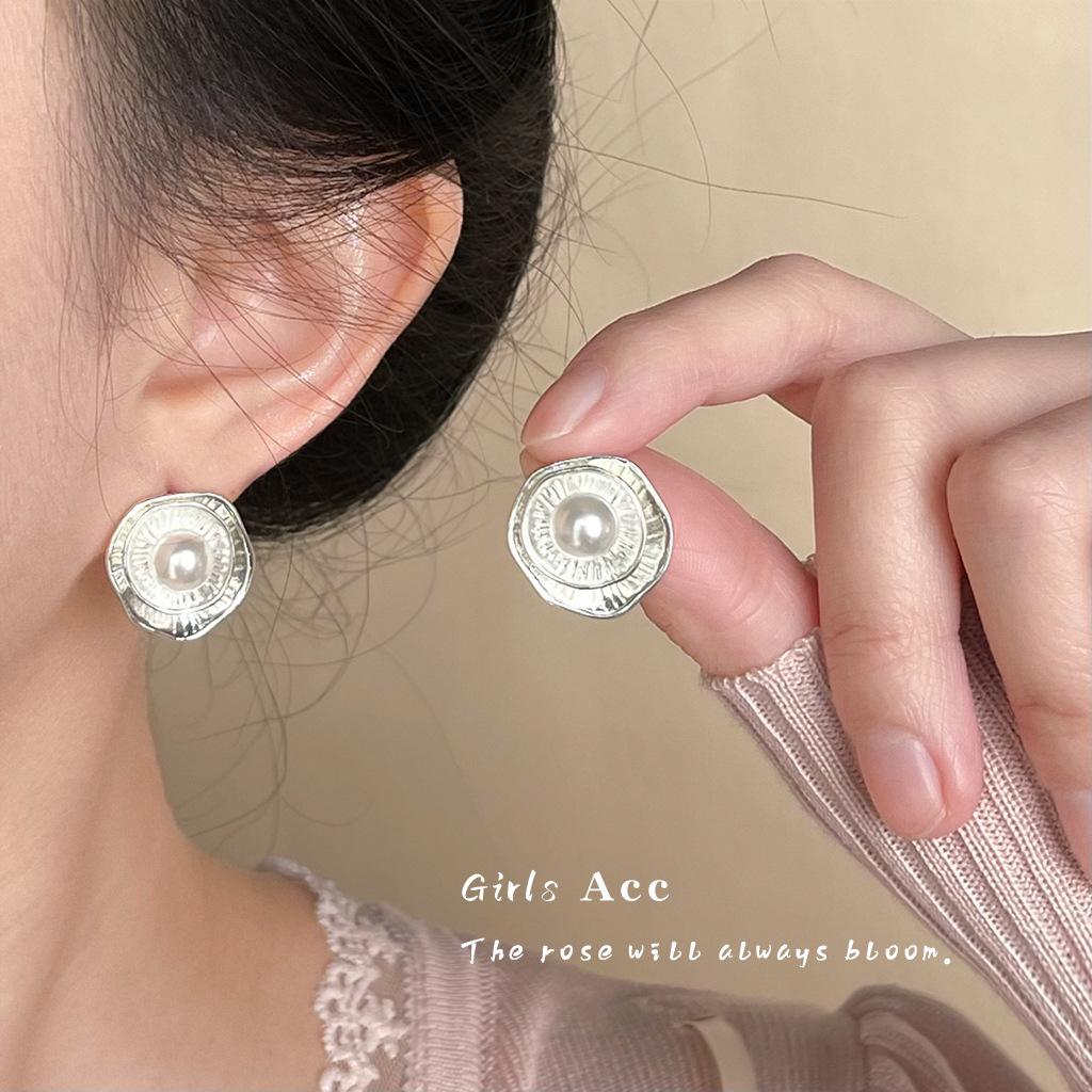 Light Luxury Heavy-Duty Shiny Floral Earrings: Artistic Retro Style Stud Earrings with High-End Feel for Brides