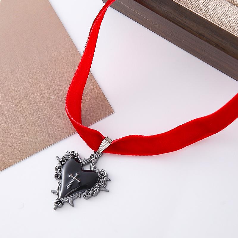 Готический Хэллоуинский чокер-сердце с шипами, бархатной розой и подвеской-крестом