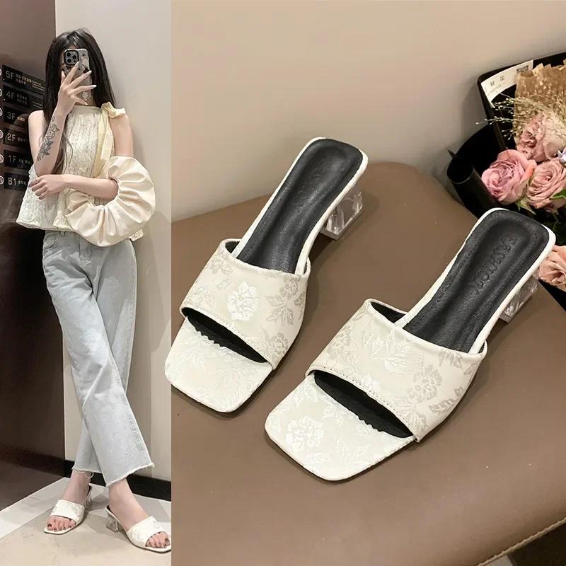 Летние новые тапочки женские модные вышитые босоножки на прозрачном каблуке женские сексуальные большие размеры квадратный носок повседневные тапочки