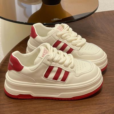 Новые кожаные кроссовки на шнуровке с толстой подошвой увеличивают рост и сочетаются с повседневной цветовой гаммой, женские маленькие белые кроссовки