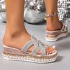 Модные блестящие хрустальные сандалии на танкетке для женщин больших размеров, декорированные заклепками, шлепанцы на массивной платформе, лето 2025, толстая подошва, нескользящие шлепанцы