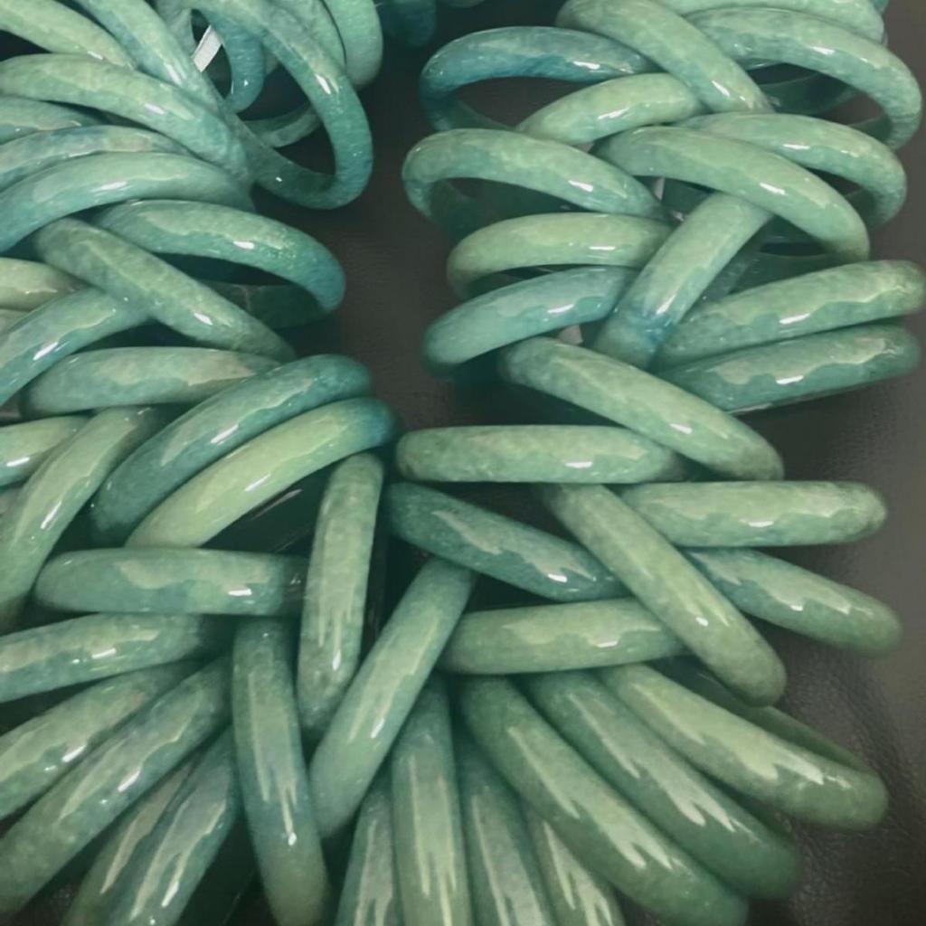 Натуральный браслет из бирманского жадеита класса А, круглый стержень, жадеитовые украшения цвета бобов и яблочно-зеленого.