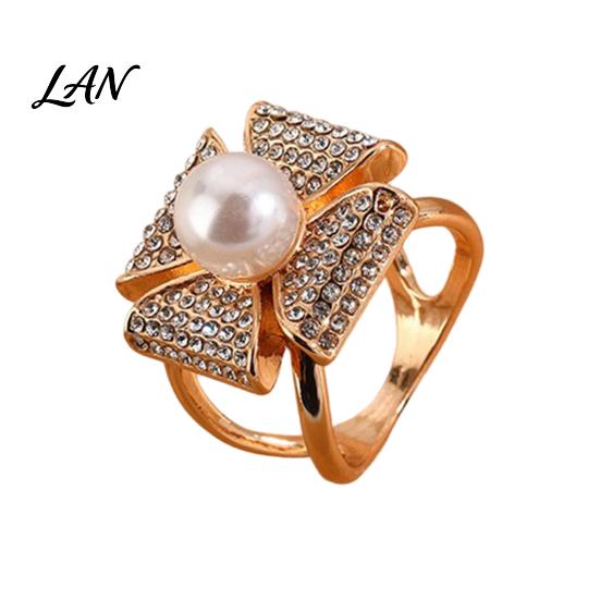 Durable Scarf Clip Rhinestone Geometric Ring, Sparkling Elegant Faux Pearl Holder, Decorative Women Wrap Holder for Neckerchiefs Scarves Shawls Shirts