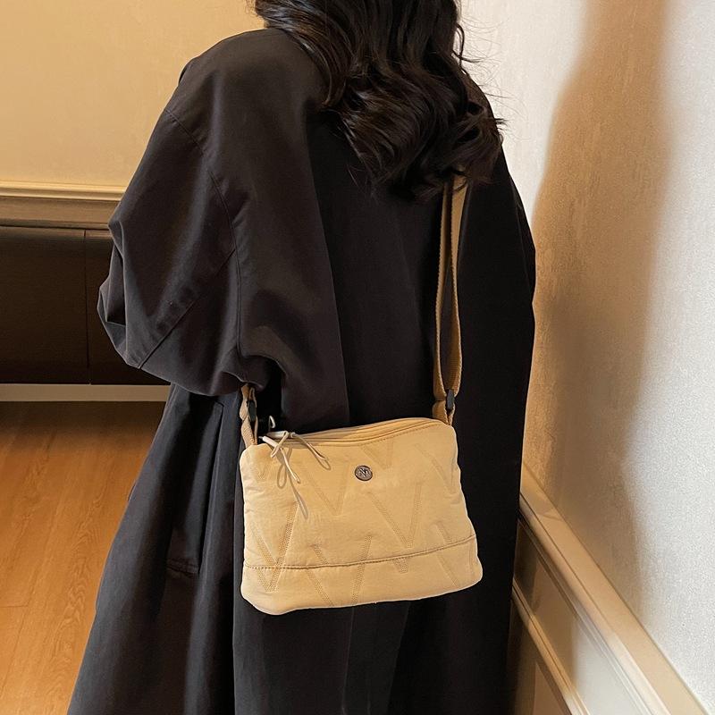 2025 new trendy fashion solid color large capacity shoulder bag winter foreign lazy style high sense diamond messenger bag