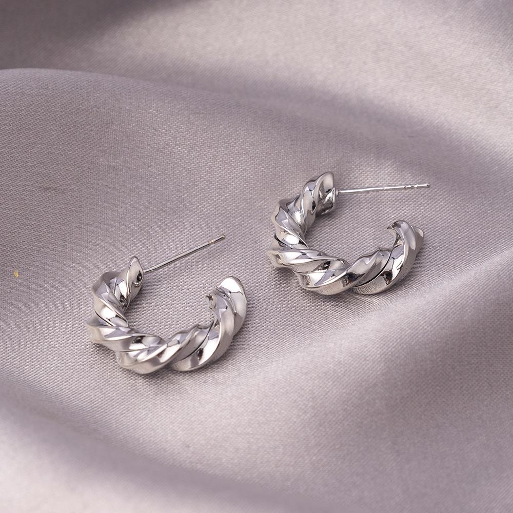 Серьги-иглы из серебра 925 пробы: Легкая роскошь, высококлассные пусеты и универсальный нишевый дизайн в виде колец для работы и стиля