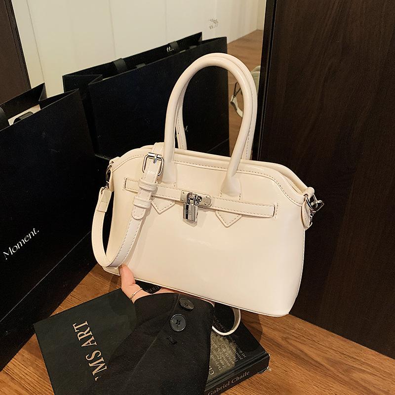 Super Fire Small Bag Women's Spring and Summer 2025 New Versatile Shoulder Messenger Bag Casual Niche Design Portable Leisure Bag