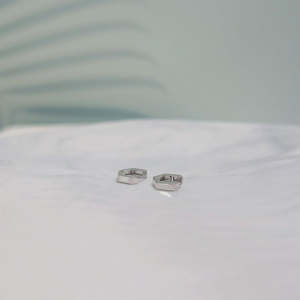 Серебряные современные серьги-гвоздики в форме шестиугольника
