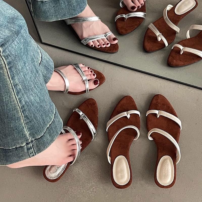 Клиновидный каблук с закрытым носком французские маленькие крутые тапочки обувь феи 2025 новая летняя обувь нишевые тонкие ремешки римские сандалии