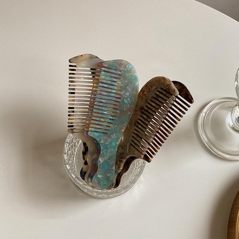 Элегантный и компактный гребень для волос из ацетата под черепаховый панцирь для удобной переноски.